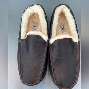 UGG AUSTRALIA ASCOT (CHINA TEA COLOR) LEATHER SLIPPER. SIZE 10 MEN
